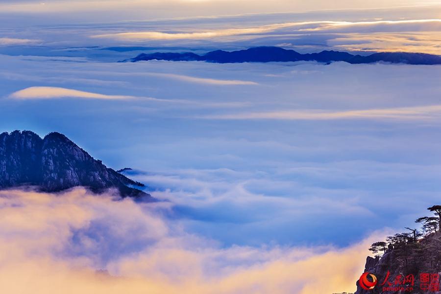 Echinanews's tweet photo. #ChinaTravel:Sea of clouds in Huangshan, one of most amazing natural sceneries in China https://t.co/6kkJOdyObO