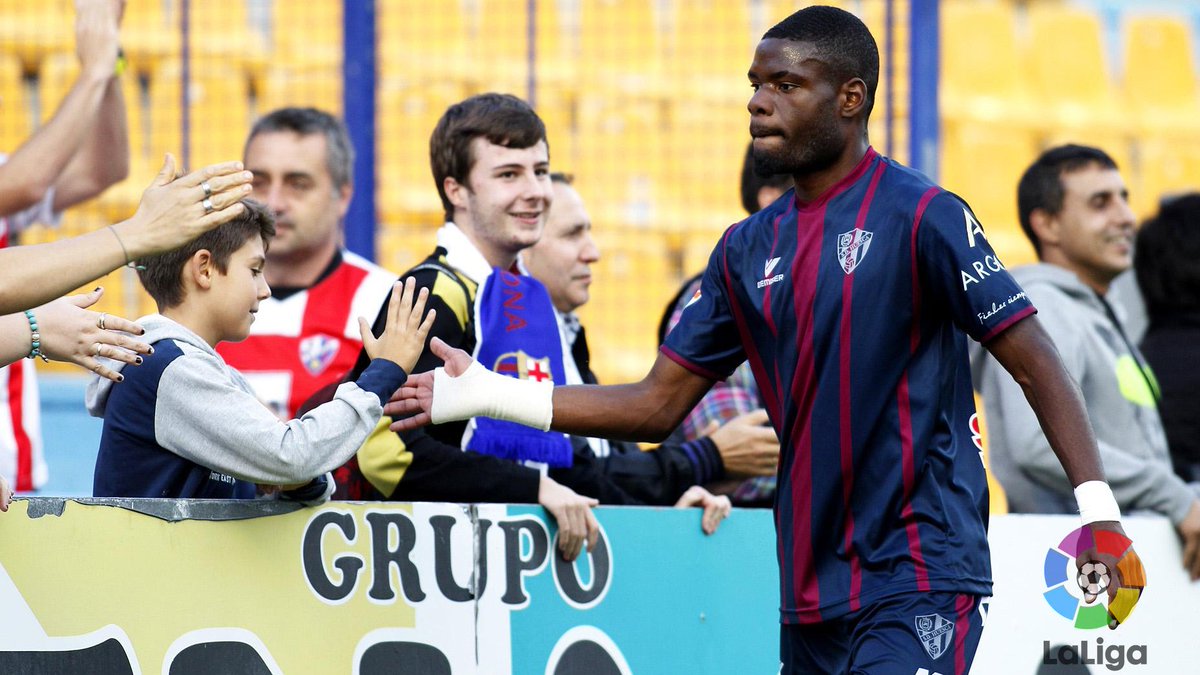 SDHuesca's tweet photo. Hoy es el 21 cumpleaños del pulmón azulgrana ¡Joyeux anniversaire @BfyFranck ! ⚽️💪🏿 🎂 https://t.co/B1bd9uFJzP