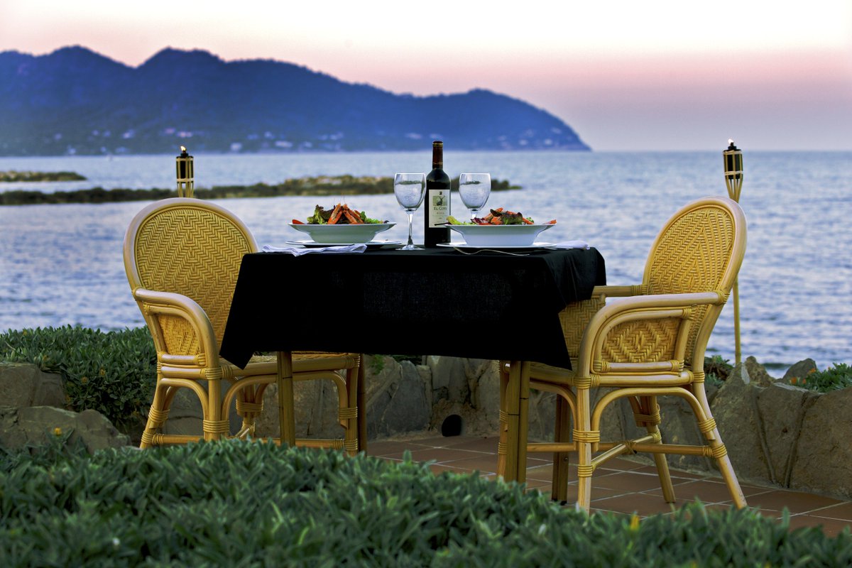 Hotel_Atolon's tweet photo. This view, in front of the sea, intensifies the flavors ... Do you want to try? Welcome to our restaurant... https://t.co/BJ3D565H2m