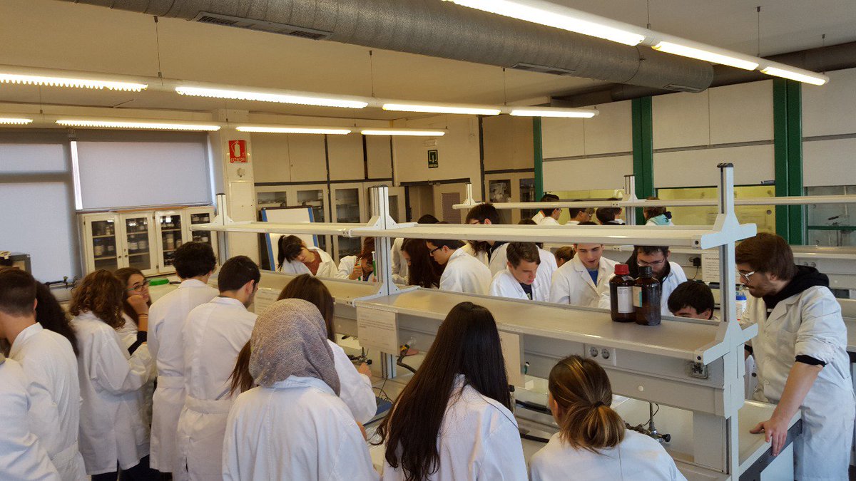 xdlheras's tweet photo. Overbooking al taller de reaccions químiques divertides de @2016Cangur a #Manresa @BarcelonaTech https://t.co/9vLBbIpTYi