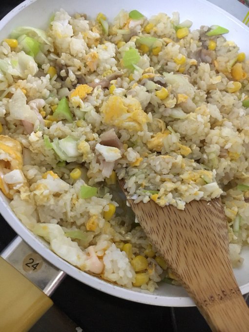 チャーハン作ろうと思うのに腱鞘炎でフライパンがふれまてん🙃🙃🙃  パラパラならんじゃないか〜🙃🙃🙃 https://t.co/QjKcK0K8Bb