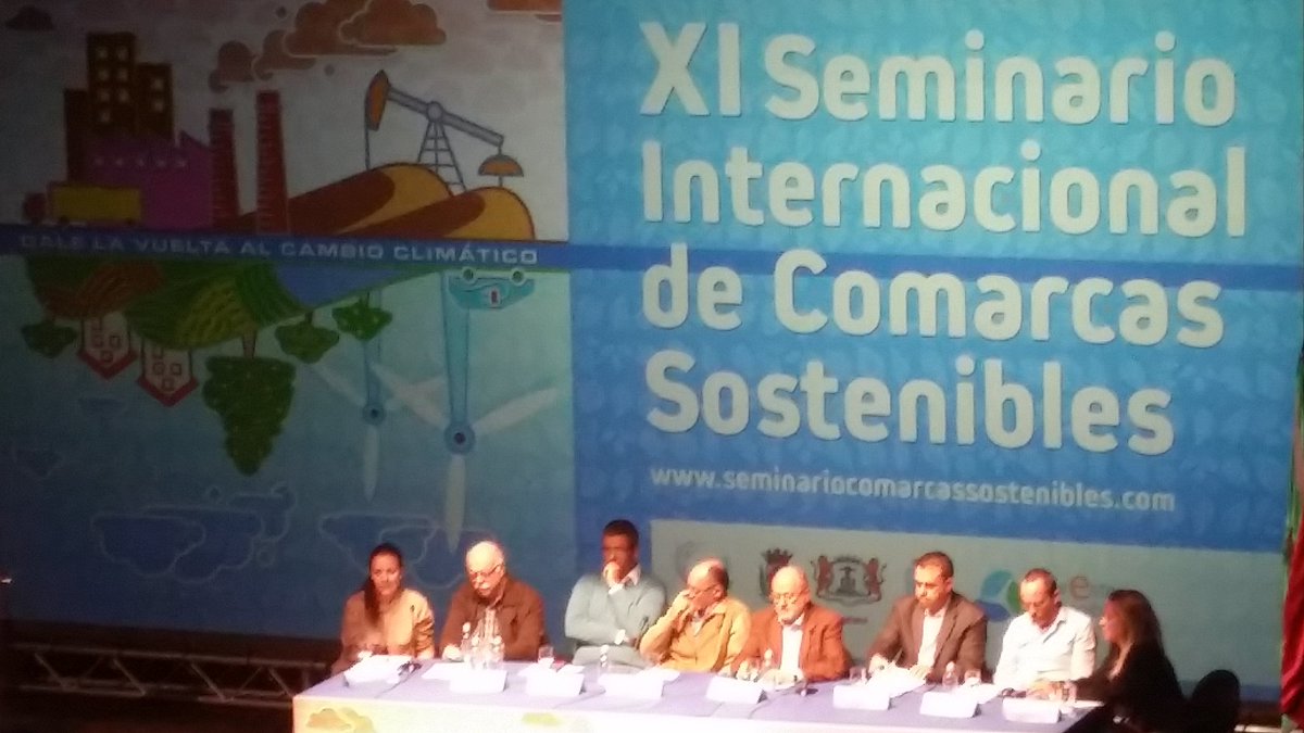 Surestegc's tweet photo. De una botella de agua lo más caro es el plástico y la distribución, Fernando Ojeada.
#SICS2016 https://t.co/y1T0zHqCFm