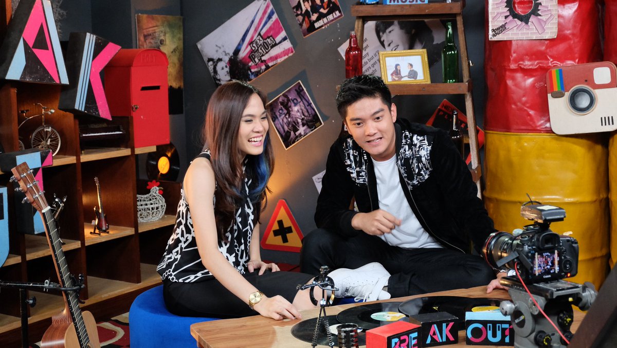 ssheinafiaz's tweet photo. Sore gini paling enak duduk depan tv krn ada capt @sherylsheinafia &amp; @boywilliam @BreakoutNET #BreakoutNETKonser https://t.co/FfwjER1PuW