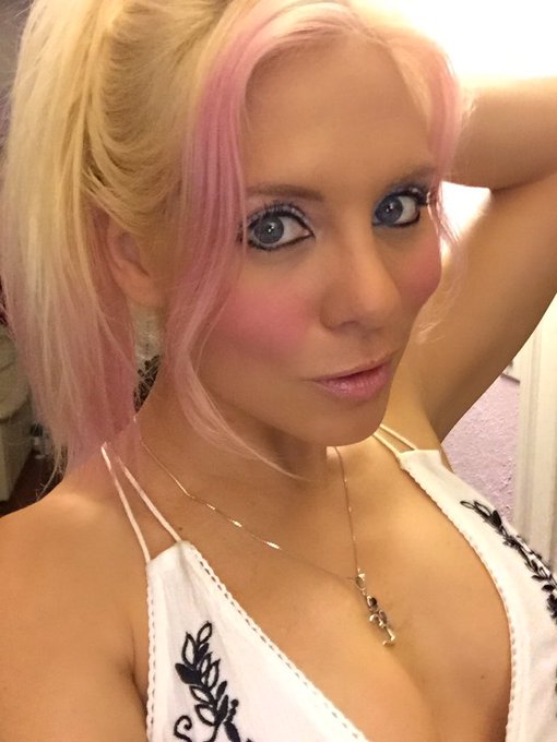 More pics =] https://t.co/JYV30Qz7wI<a href="/tag/throwbackthursday"class="tags"><span>#throwbackthursday</span></a><a href="/tag/pinkhairdontcare"class="tags"><span>#pinkhairdontcare</span></a><a href="/tag/thonghu"class="tags"><span>#thonghu</span></a>