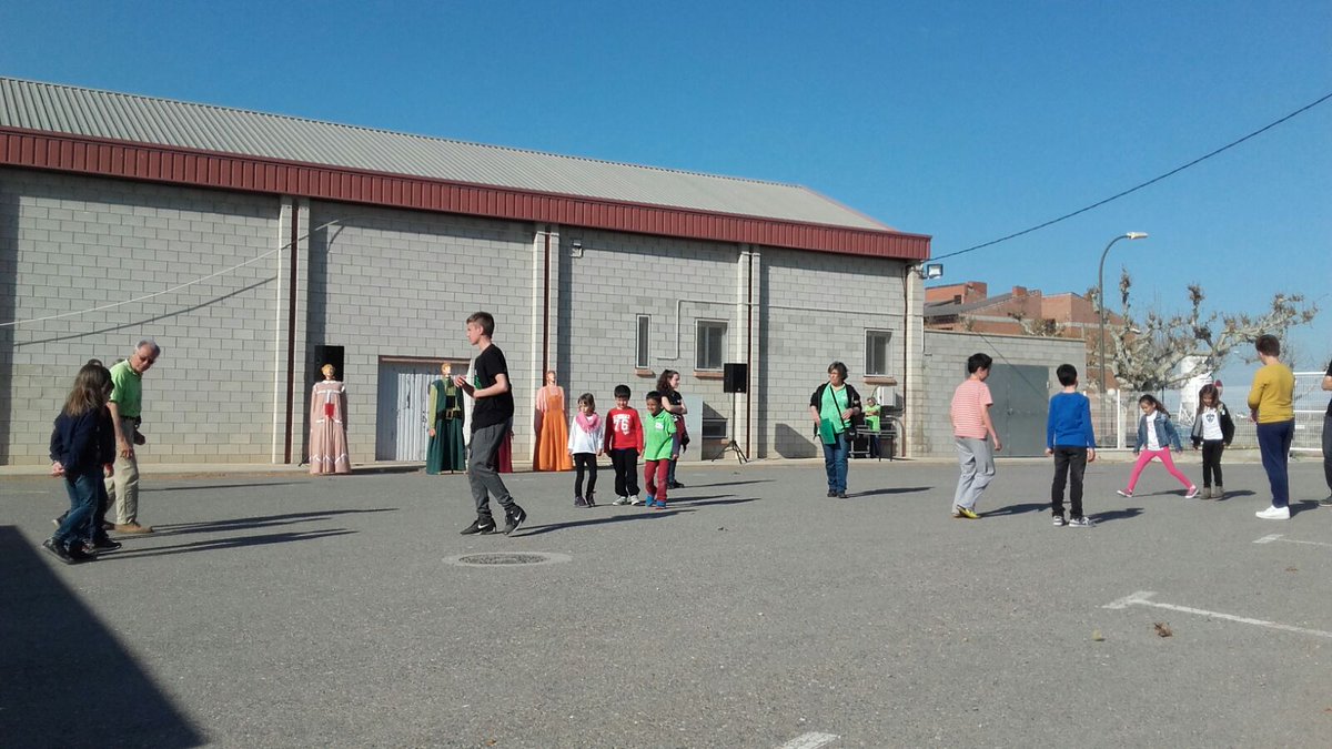 firalsdebellvis's tweet photo. Diumenge passat, el pavelló es va omplir de gegants, danses i tambors en el segon dia de "Juguem a fer Firals"! https://t.co/2QvLmreo0t
