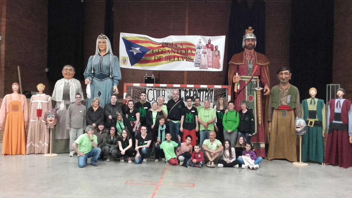 firalsdebellvis's tweet photo. Diumenge passat, el pavelló es va omplir de gegants, danses i tambors en el segon dia de "Juguem a fer Firals"! https://t.co/2QvLmreo0t