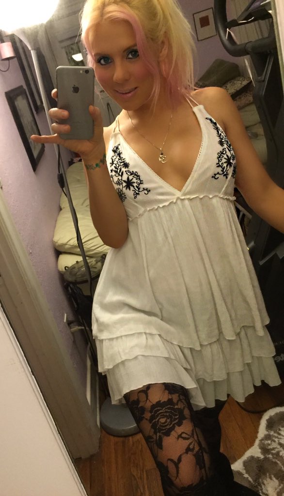 Not sure if I posted any of these :) anyway there's moi right now!! https://t.co/ekxL4Q8NeU