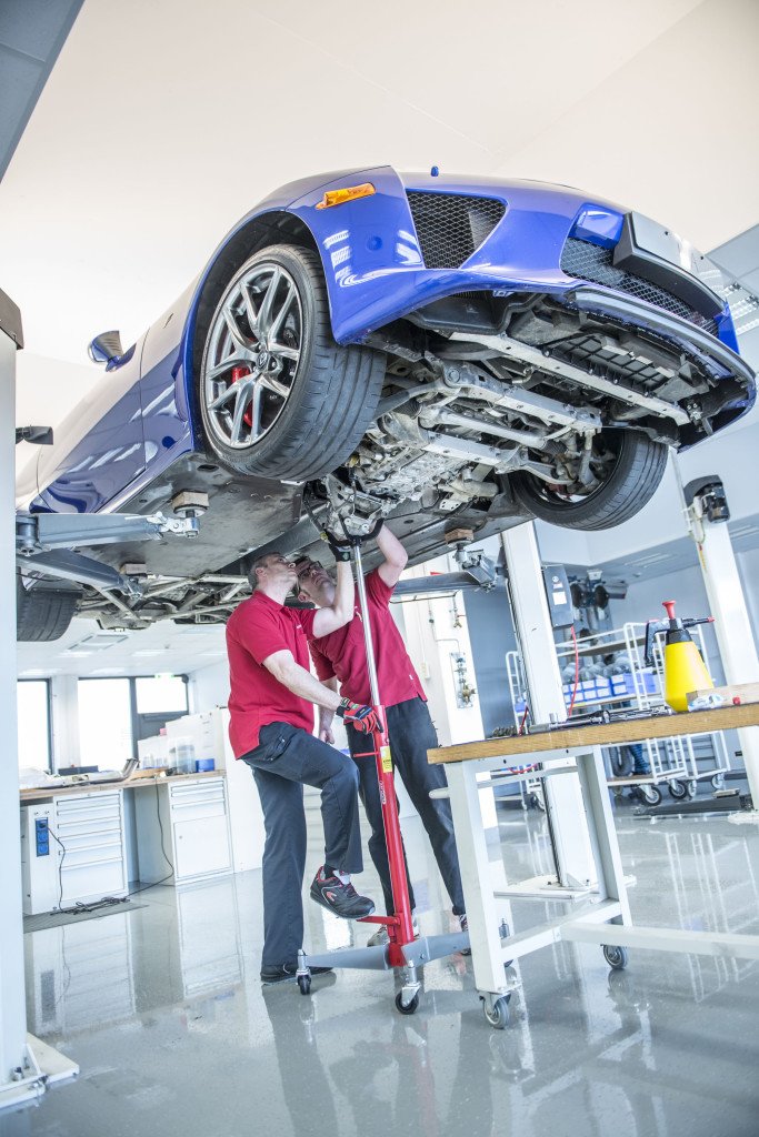Lexus_EU's tweet photo. How to service a supercar: #Lexus #LFA #GFWilliams
https://t.co/xi2jJf88QD https://t.co/XgRr73euuJ