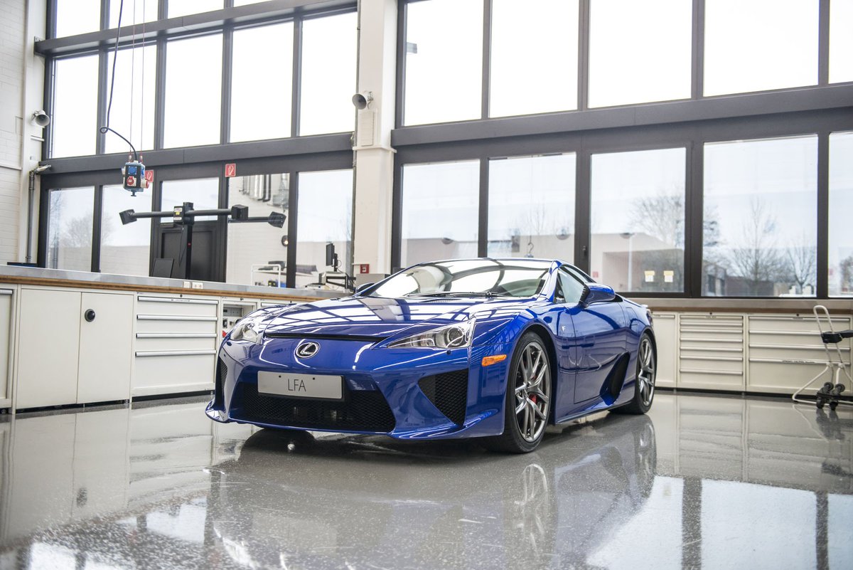 Lexus_EU's tweet photo. How to service a supercar: #Lexus #LFA #GFWilliams
https://t.co/xi2jJf88QD https://t.co/XgRr73euuJ