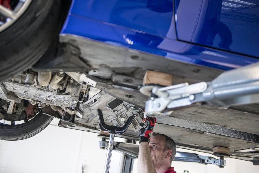 Lexus_EU's tweet photo. How to service a supercar: #Lexus #LFA #GFWilliams
https://t.co/xi2jJf88QD https://t.co/XgRr73euuJ