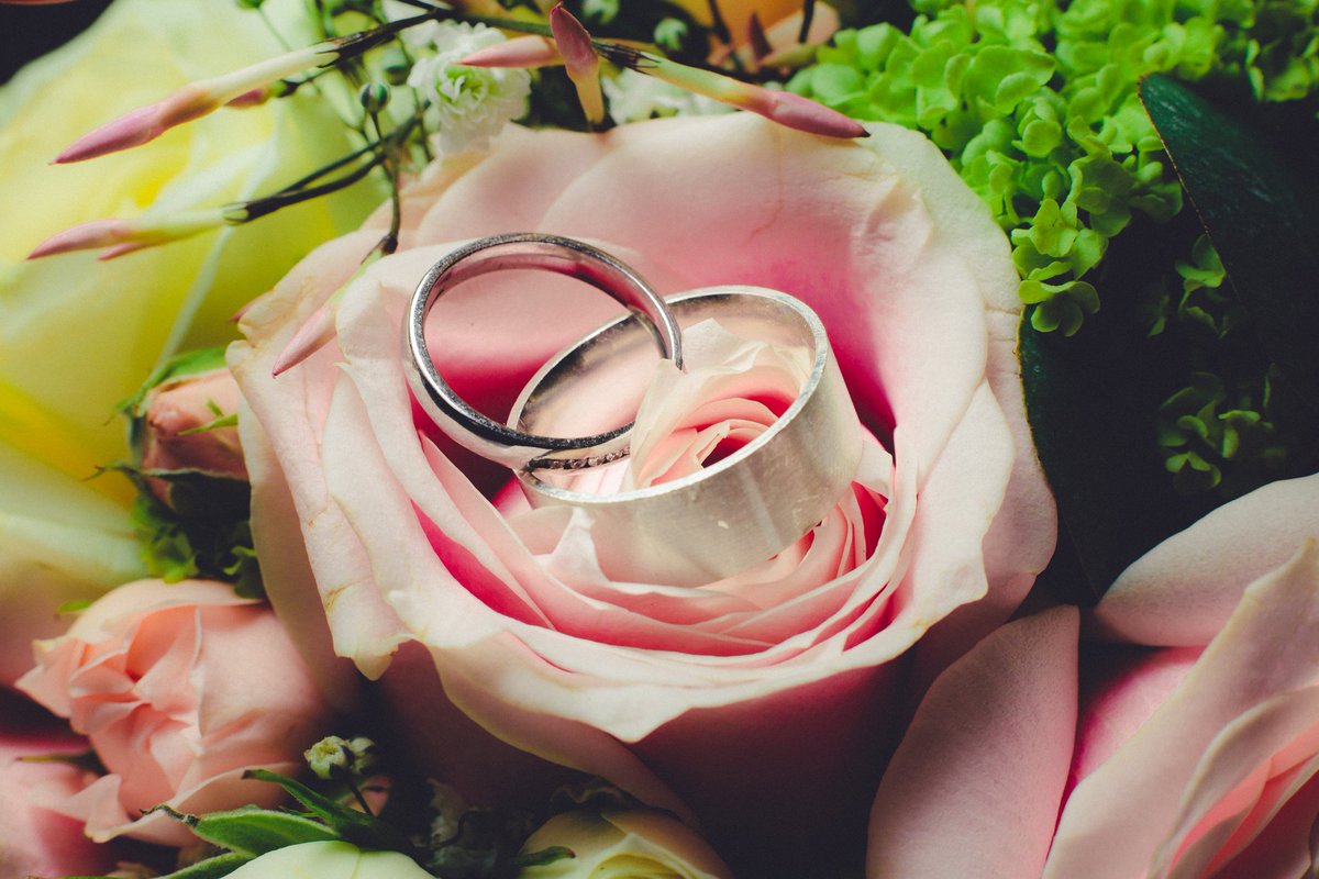I love ring shots, these were taken inside the brides #nottinghamwedding #weddingring #flowers
