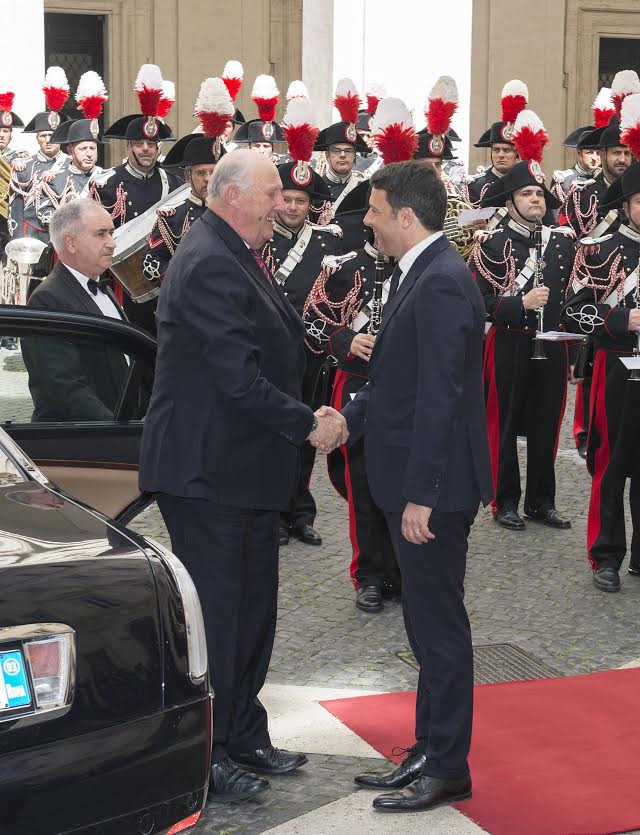 nomfup's tweet photo. Ma era questa la famosa mano non data dal re di Norvegia? #handofthestory https://t.co/JOdHVv6y4v