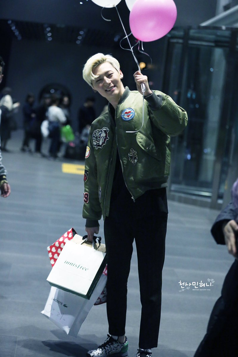 [UPdate🐺] 
20160315 더쇼퇴근길 #NUEST #뉴이스트 #민현 #minhyun <a href="/NUESTNEWS/">뉴이스트(NU’EST)</a> 4주년축하의날🎉 우리민현이 풍선가지고 퇴근!ㅎ🎈🎈어두워서 잘못찍었네ㅜ 근데 귀여운뇽뇽아❤︎