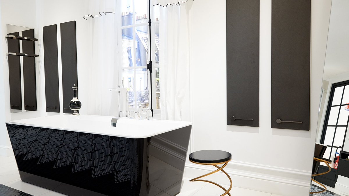 C_Capucine's tweet photo. Jeu noir&amp;blanc pr une salle de bain raffinée. Placards avec décor Hubler Nadir TSS https://t.co/FgQQfNwg6s  #déco https://t.co/fcwmQ6Rrlw