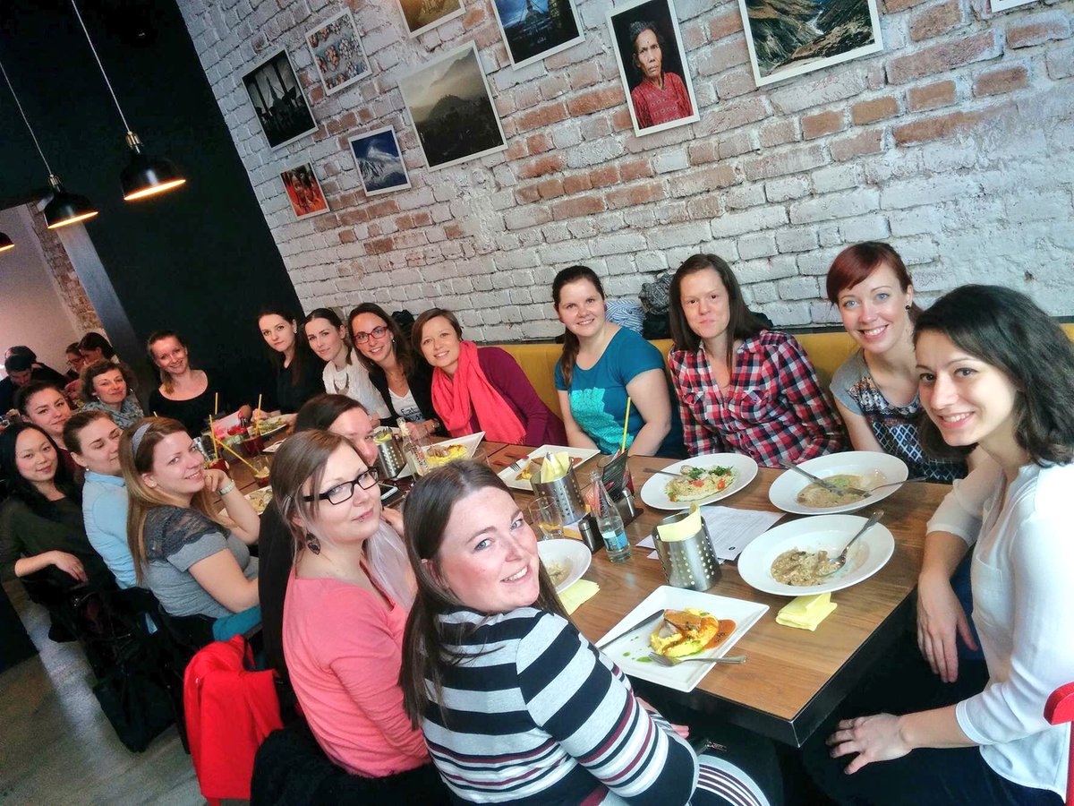 A pak že je v IT málo holek ;) Oběd našich kolegyní z <a href="/AVGFree/">AVGFree</a> jako inspirace pro <a href="/czechitas/">Czechitas</a> (foto od <a href="/domi_logic/">dominika potuzakova</a>)