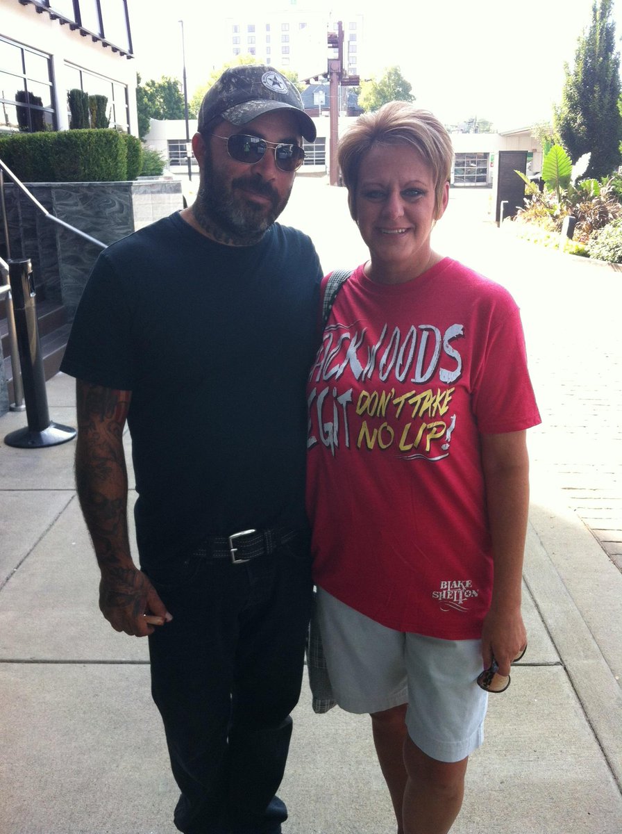 pkvfan's tweet photo. TBT meeting @AaronLewisMusic in Nashville...love hismusic! https://t.co/wGKQIusNLv