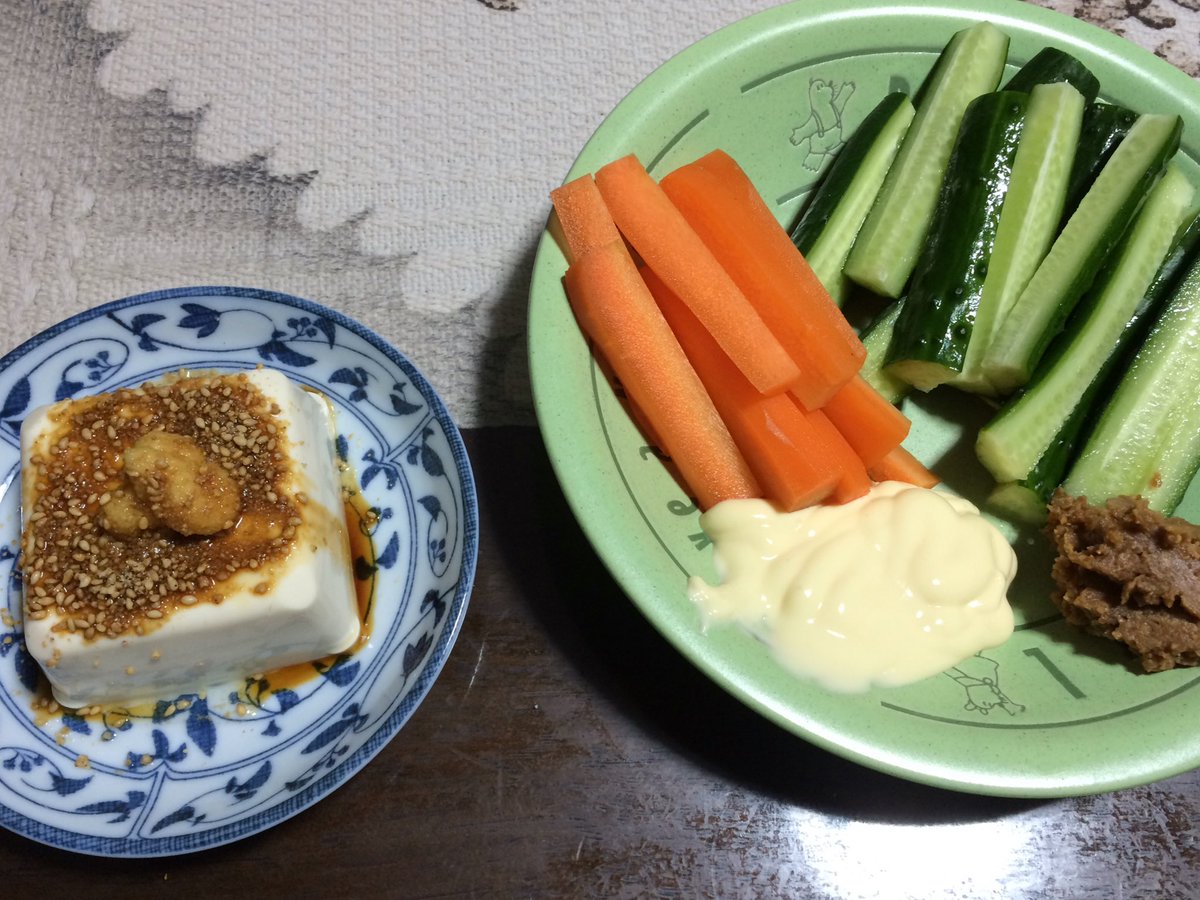 diet_mo_42's tweet photo. 野菜中心の夕飯
マヨネーズはカロリー75%オフの。
タンパク質も必要だから豆腐
#ダイエッター 
#ダイエッターさんと繋がりたい https://t.co/RuyMz3IkHR