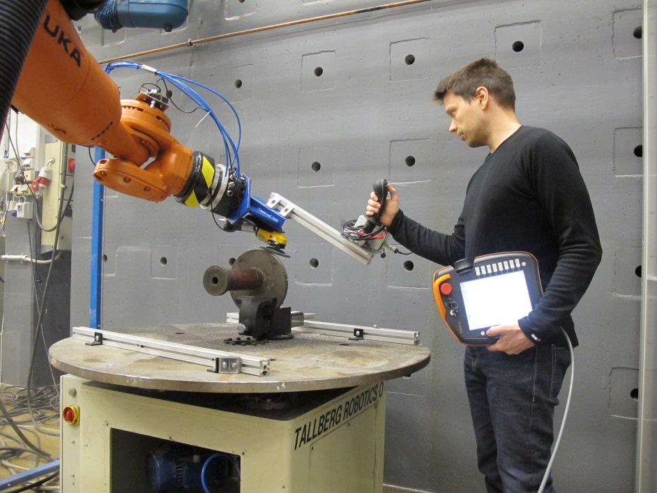 SMACCFinland's tweet photo. #For_Industry blog: #InteractiveRobotics - the key to #SmallSeriesProduction?https://t.co/VFb7A23yny @VTTFinland https://t.co/zGR2ATG88s
