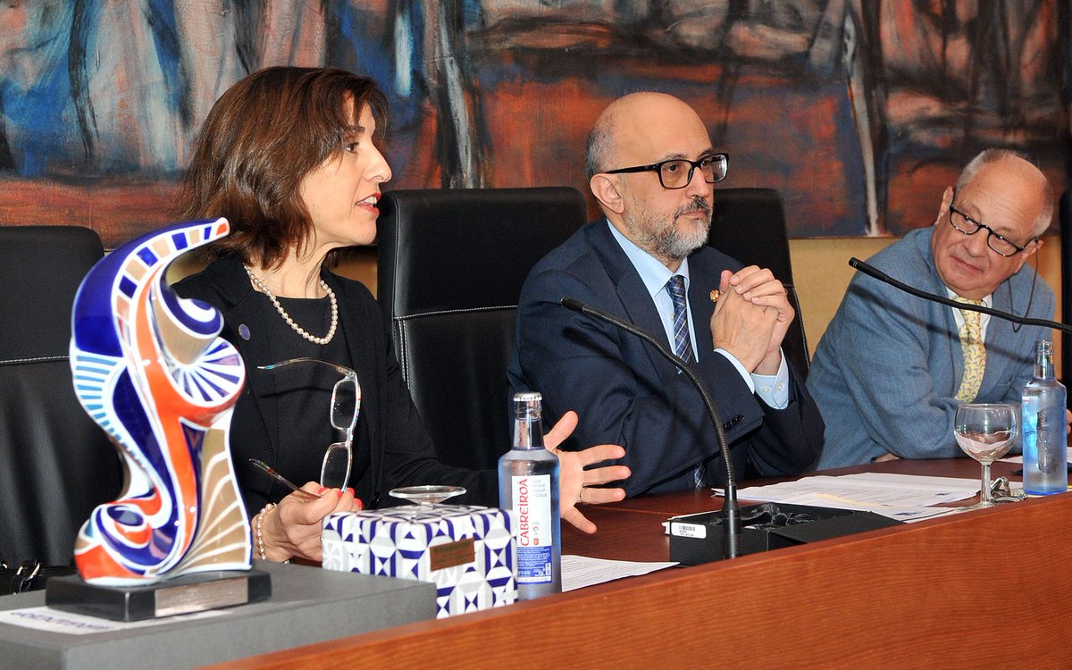 CCompostela's tweet photo. Nos han concedido el premio "Fulget 2015" Muchas Gracias @UniversidadeUSC https://t.co/cutPTSrGhU