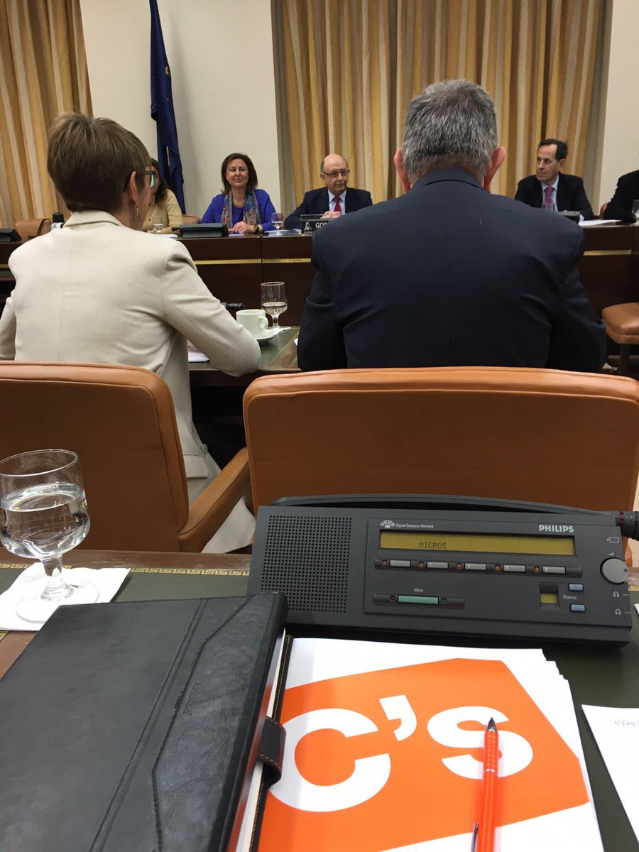 VicenteTen's tweet photo. En la Comisión de Hacienda y Administraciones
Pidiendo explicaciones por el incumplimiento del #DeficitB
#ATrabajar https://t.co/QUsDTlUGr9