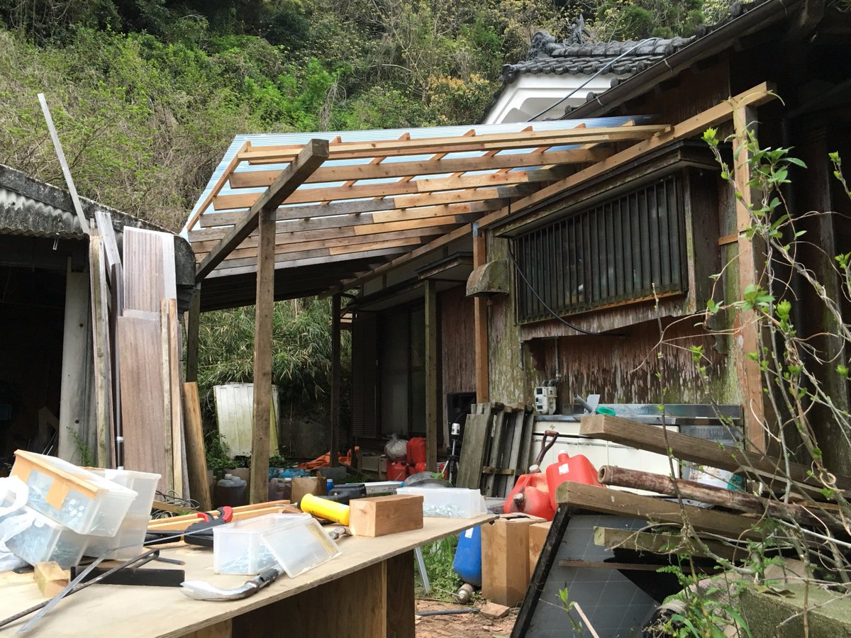 高橋 素晴 A Twitter 母屋と納屋の間に屋根を張った 雨が降りそうだったので猛ダッシュで作製 途中で桁と垂木の鋸 直角 がずれている事に気がついたが 戻らず噴ききった 最近 直角とか水平とかきちんとやろうとし過ぎていたと反省 見たが悪いだけ これでいいのだ 高橋 素晴 A Twitter 母屋と納屋の間に屋根を張った 雨が降りそうだったので猛ダッシュで作製 途中で桁と垂木の鋸 直角 がずれている事に気がついたが 戻らず噴ききった 最近 直角とか水平とかきちんとやろうとし過ぎていたと反省 見たが悪いだけ これでいいのだ
