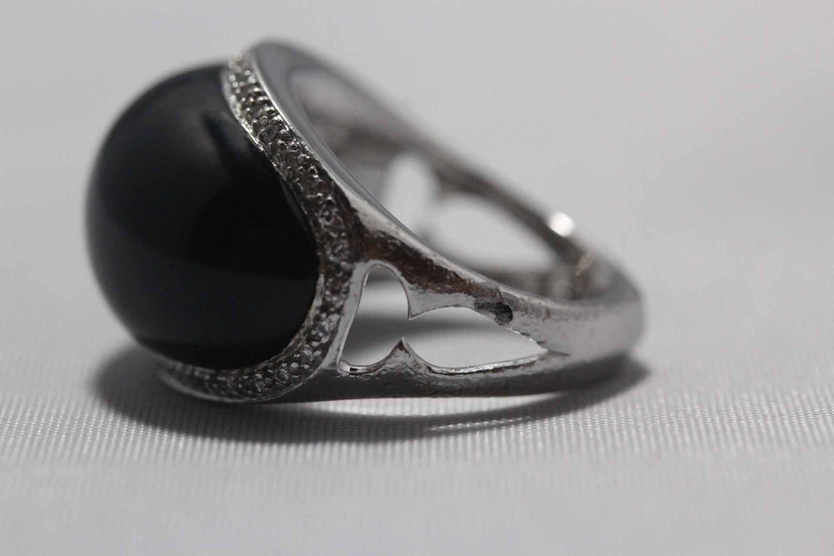 EvoqueAuctions's tweet image. This black jade cocktail ring is up for sale at website:  evoqueauctions.co.uk/auctions/Black… 

#jade #cocktailring