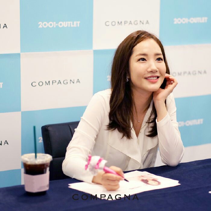 PMYFanpage's tweet photo. #ParkMinYoung at #COMPAGNA Fan-signing #CompagnaMuse cr.COMPAGNA Kakao Story via HKMYFC #BravenessOfTheMing https://t.co/qAcRK1pA9c