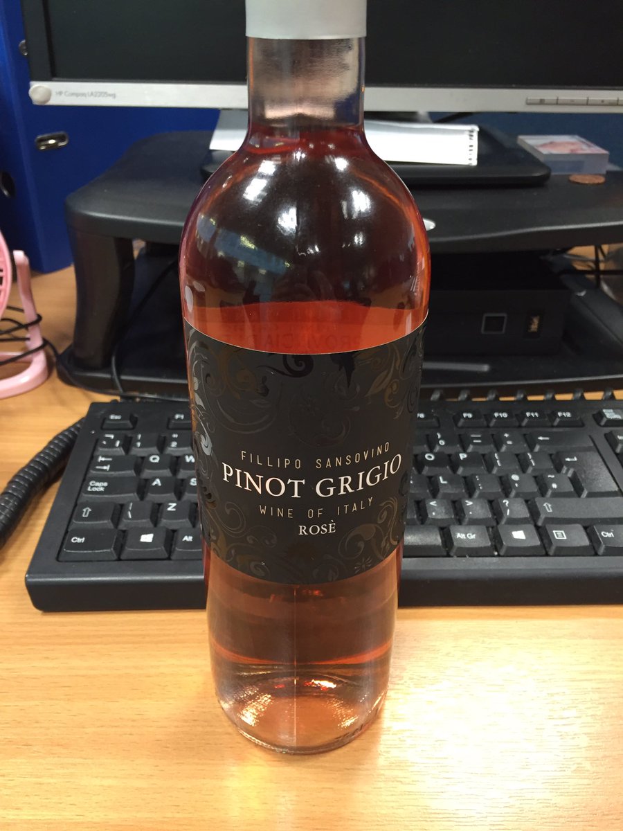 Vickibate's tweet photo. Won this is work. #rosรจ #myweekendsorted ๐ท๐ท https://t.co/tOTBuKuzAn