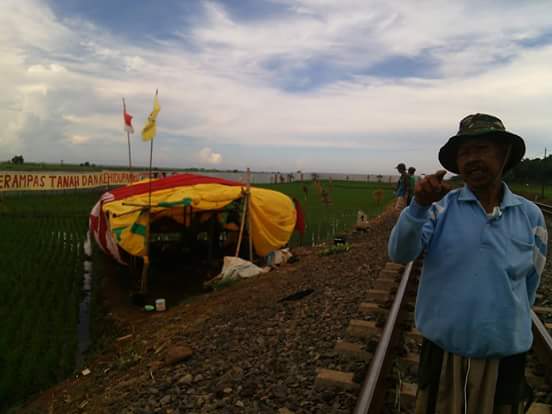 MortinoFebrian's tweet photo. IbuBumi yg memberi, petani nelayan selalu berbagi tapi keserakahan hanya bisa mengotori! #TendaPerjuangan #SOSBatang https://t.co/EsCFrUWLKK