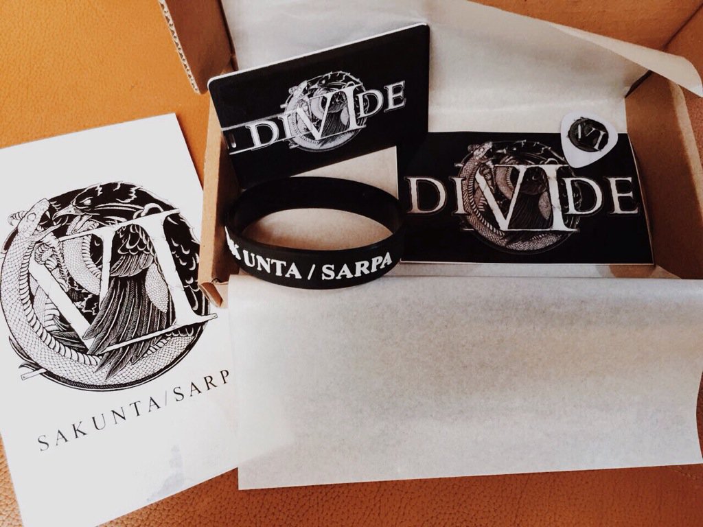 Ini penampakan bundling album kita ! Dapet booklet, USBcard, sticker, gelang, dan pick gitar IDR 100rb !!