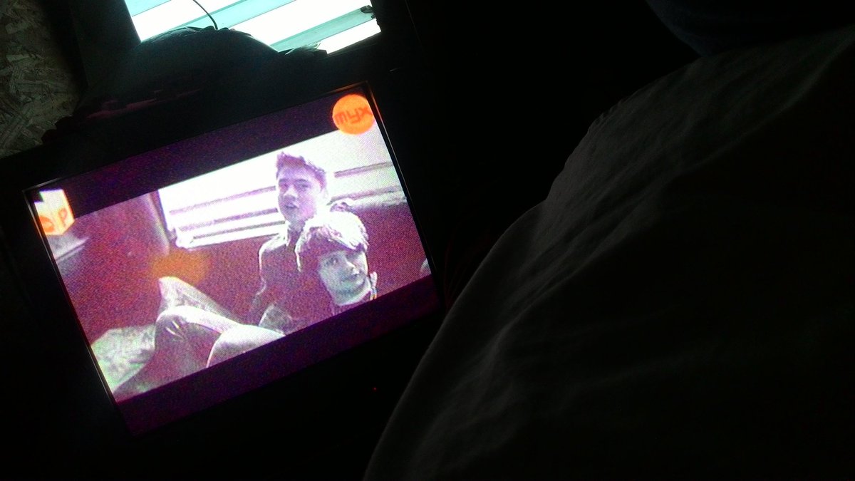 zeldasaludo's tweet image. Currently. 👌 @5SOS  #MYXPresents5SOS