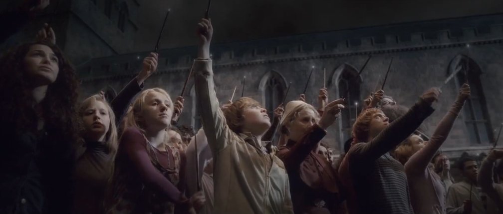 Hogwartssite's tweet image. Varitas al cielo. Todo nuestro apoyo a los enfermos de cáncer.  
Hoy todos los potterheads somos #GotasDeSolidaridad