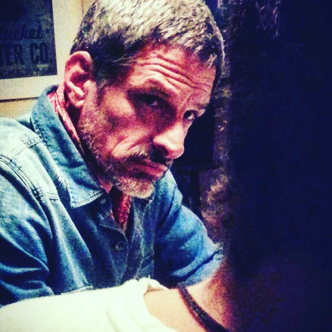 El es #Antonio.  Millonario gracias a su best seller. Más hábil que inteligente. #EducandoANina. Lunes 21.30 hs.