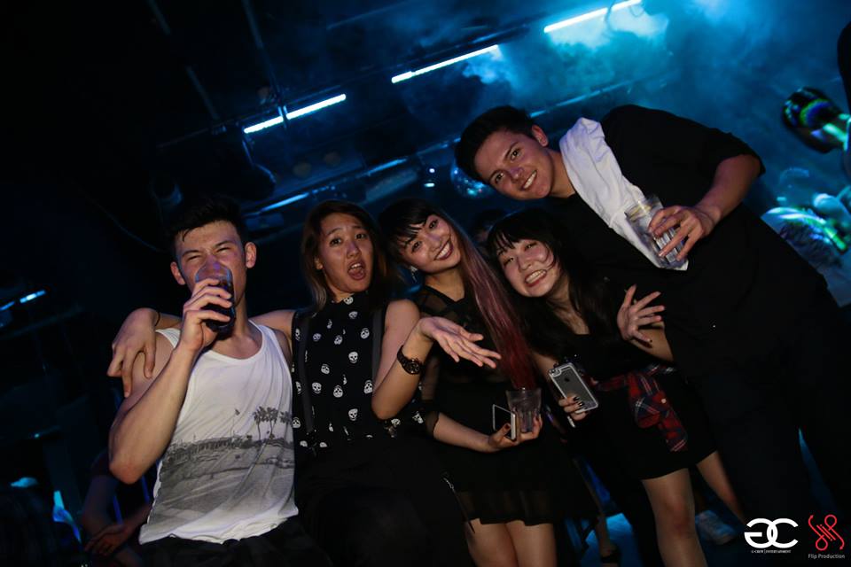 flipprods's tweet photo. #flipproduction Throwback- DEUX May 1,2015
コンセプトは至って単純。白または黒色の洋服を着用し、エレガンスで異性を圧倒させることが目的!#event #DJ #party #followme https://t.co/b1EU5D2BLb
