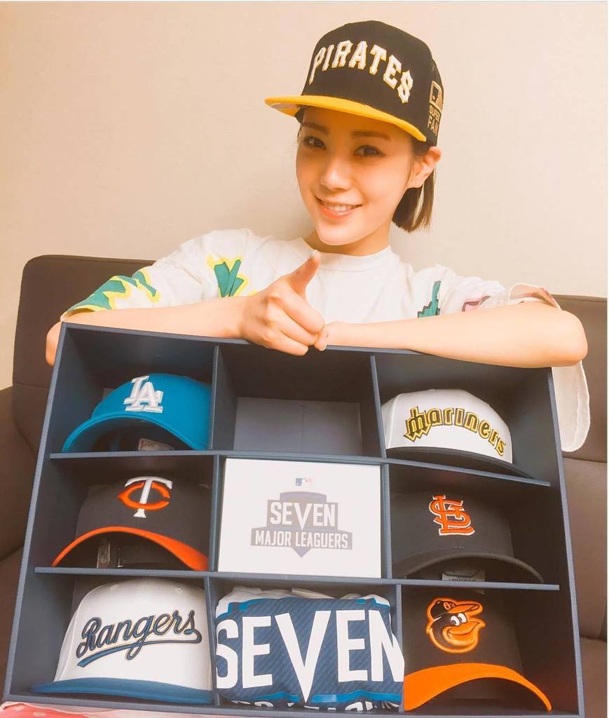 AfterSchoolTH's tweet photo. [LIZZY's INSTAGRAM] 한국선수님들 기대할게여⚾️
팟팅팟팅 팟팟팅👊🏻스포츠채널에서 볼예정
#리지#Lizzy#SEVENMAJORLEAGUER #MLBKOREA#대단한기념품#😂#2016MLB by … https://t.co/qqdAH0uq1O