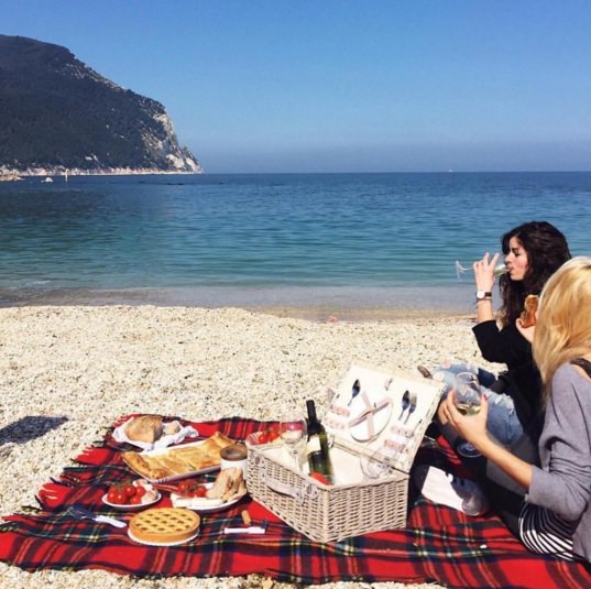 MarcheTourism's tweet photo. Un bel picnic con sullo sfondo il Monte Conero… cosa desiderare di più dalla vita? #destinazionemarche vi aspetta! https://t.co/Rhpy7LHSnK