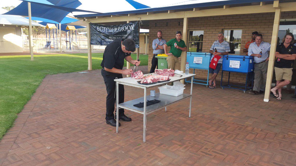 PrimeAgWL's tweet photo. #ButchersHook putting on a show. Cutting out #Vince Garreffa. #PrimeAg Animal Health/trade fair #chop chop https://t.co/kXh9udtLy0
