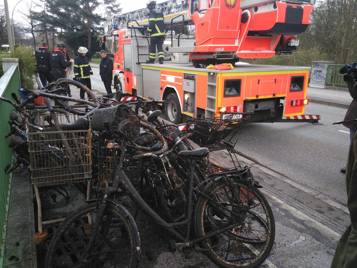 SRHnews's tweet photo. #Fahrradstadt Hamburg #HamburgRäumtAuf #Mülltauchen https://t.co/tRCKmkKxNS