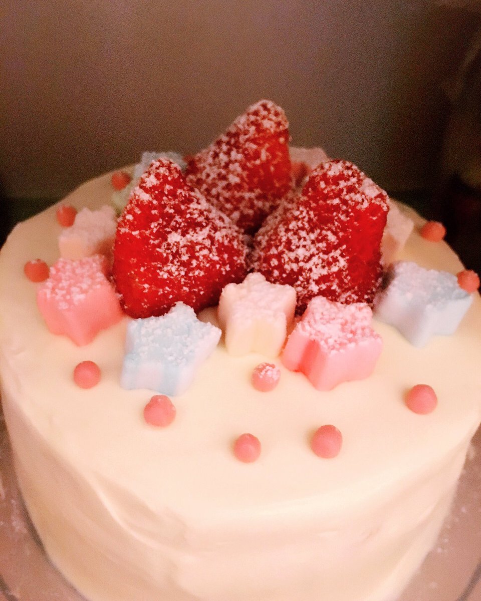 LatishaChanYJ's tweet photo. #homemade #rainbow #straberrycake https://t.co/EUQB7Xo5Ez