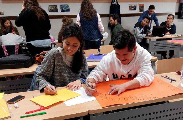 UCAMeducacion's tweet photo. Alumnos de #Primaria (Mención PT) y de #UCAMPACITAS están creando materiales en equipo! https://t.co/NGET1CBHBS https://t.co/pNcew0t6LE