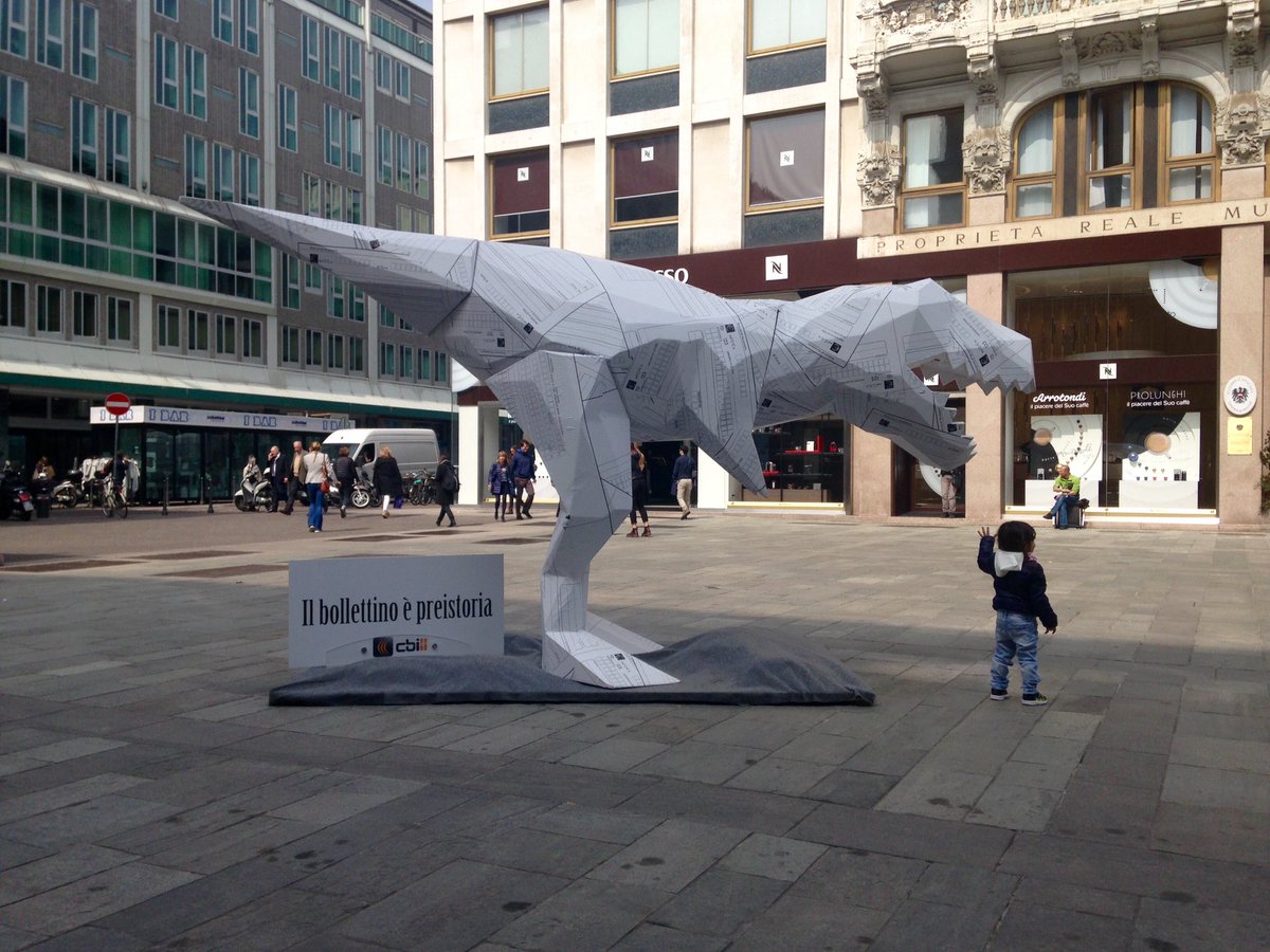 EAutolitano's tweet photo. Papà guarda!!! Un #dinosauro! #milano #piazzaliberty #cbill #bollettini #bollettino #homebanking https://t.co/kLMl8B36pn