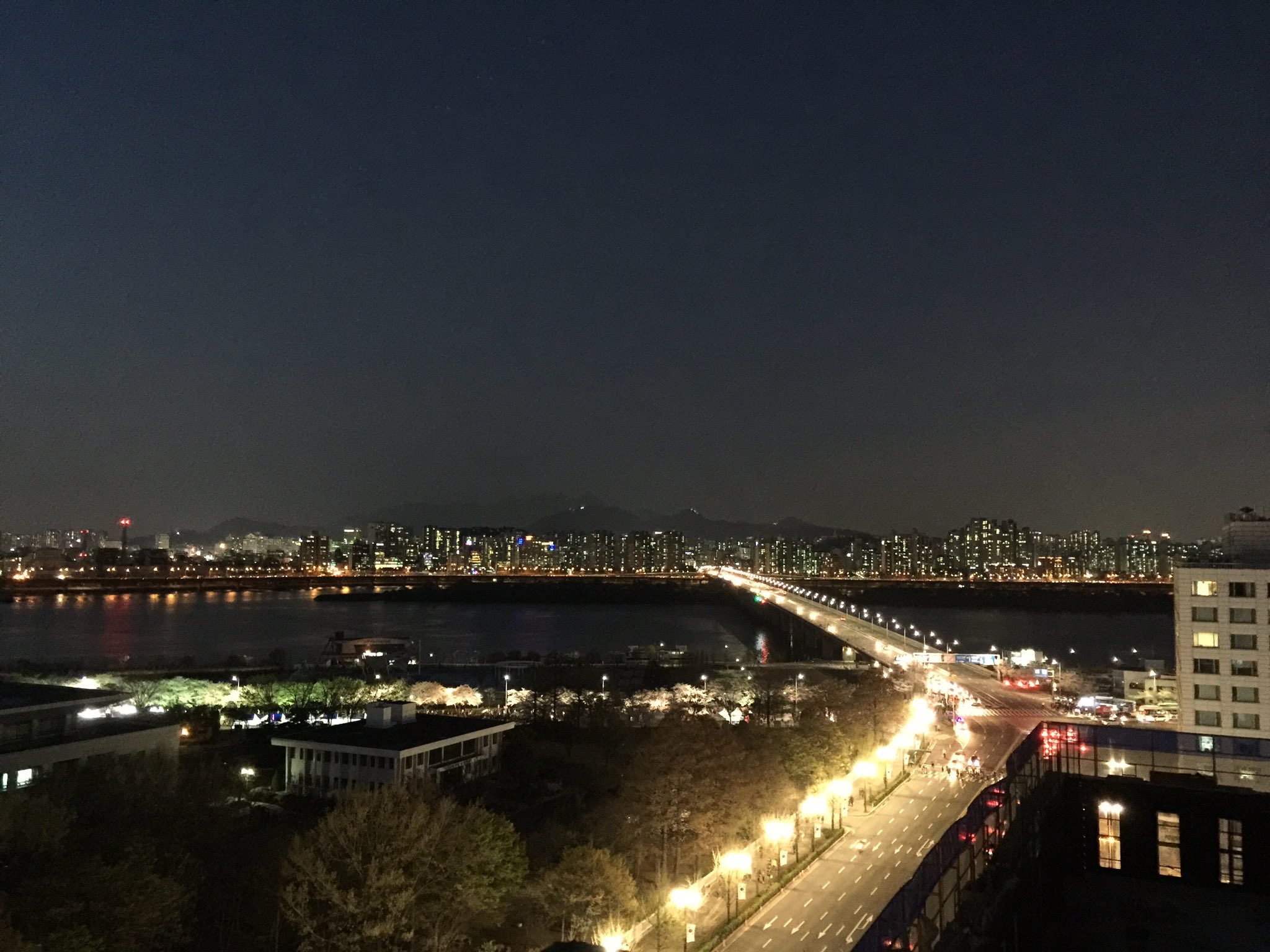 ショコラ 漢江の西江大橋 韓国 ソウル 漢江 汝矣島 桜祭り ソウルの夜景 여의도벚꽃축제 여의도야경 T Co Jizdlp7hdr Twitter