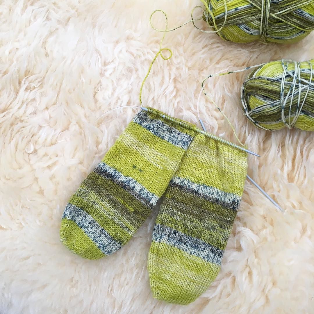 DragonwoolSheep's tweet image. from episciotta :: Finally making some progress on these #toeupsocks 😆 I'm not a very fast knitter so this is takin…