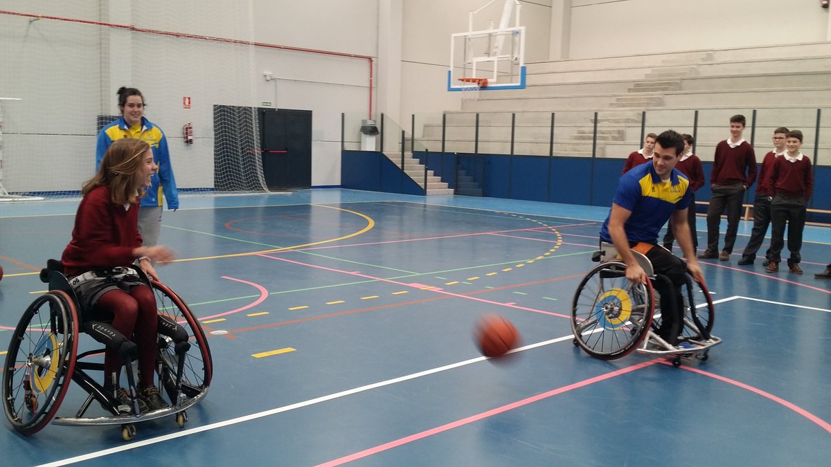 cd_Ilunion's tweet photo. Ayer @V_Vicky10 y @billlatham5 estuvieron con los alumnos del @SGabrielAlcala enseñándoles nuestro bonito deporte! https://t.co/yfl9DnKybR