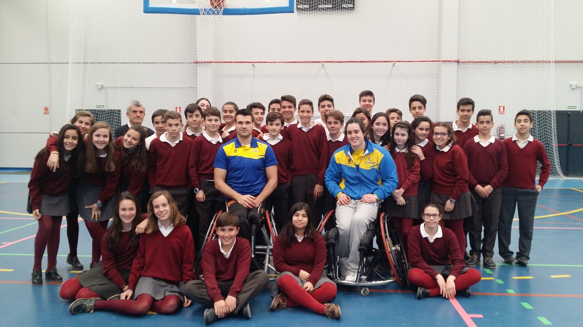 cd_Ilunion's tweet photo. Ayer @V_Vicky10 y @billlatham5 estuvieron con los alumnos del @SGabrielAlcala enseñándoles nuestro bonito deporte! https://t.co/yfl9DnKybR