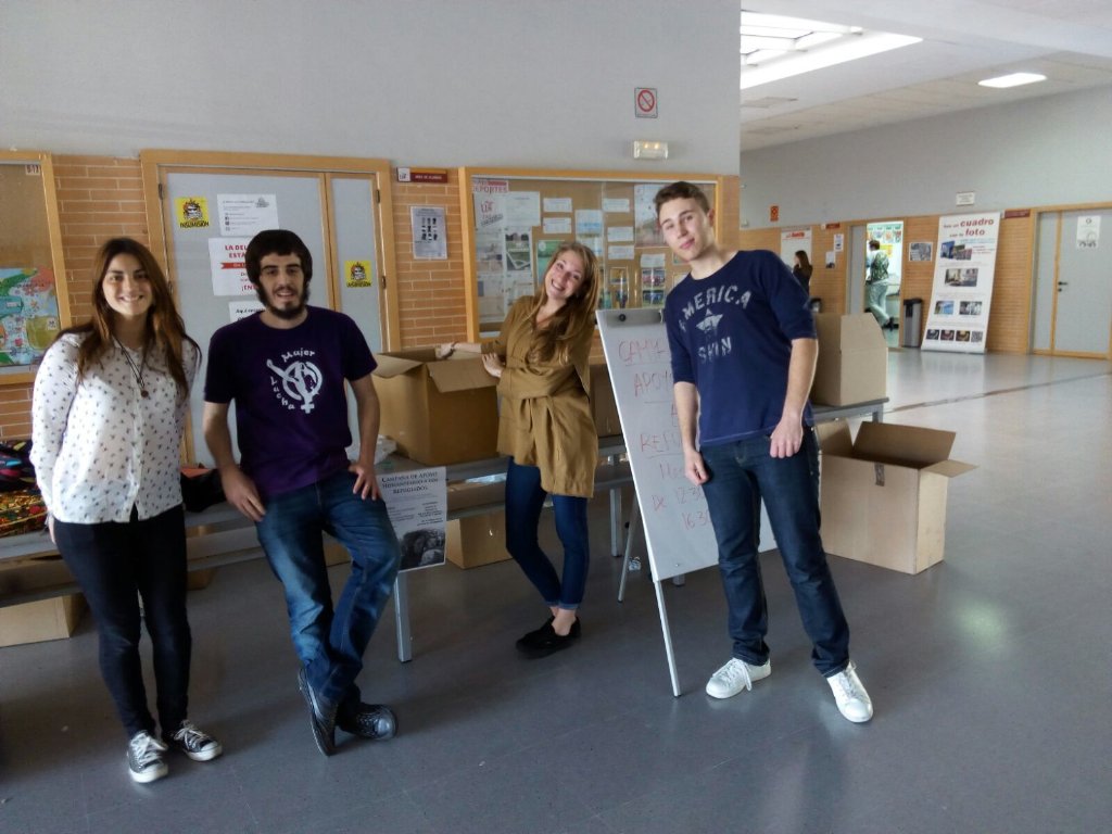 MAEFCOM's tweet photo. No para de llegar comida y productos para las refugiadas a nuestra facultad! https://t.co/4KTbT09zUG
