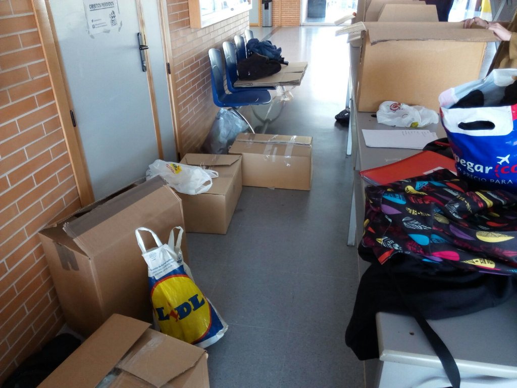 MAEFCOM's tweet photo. No para de llegar comida y productos para las refugiadas a nuestra facultad! https://t.co/4KTbT09zUG