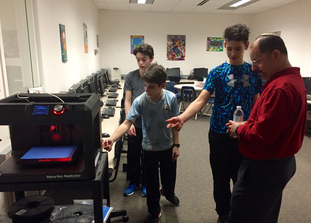 sewilkie's tweet image. Students talk thru design strategies to solve challenges w 3D printer #iterativeprocess @dkuropatwa @MilwaukeeJDS