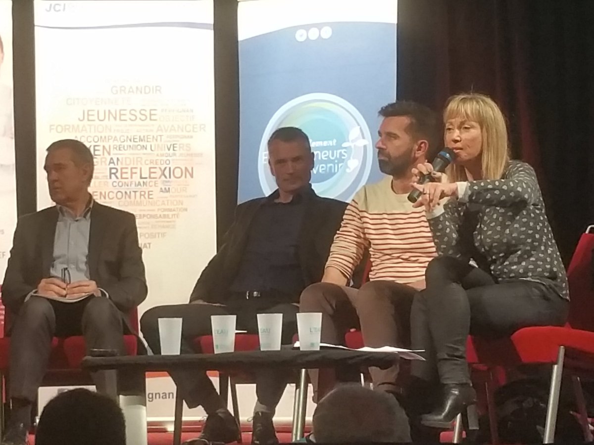 Les_ECOTOPISTES's tweet photo. Beaucoup de questions dans la salle, le sujet passionne ! #ECOTOPISTES2016 https://t.co/AKYquD1aox