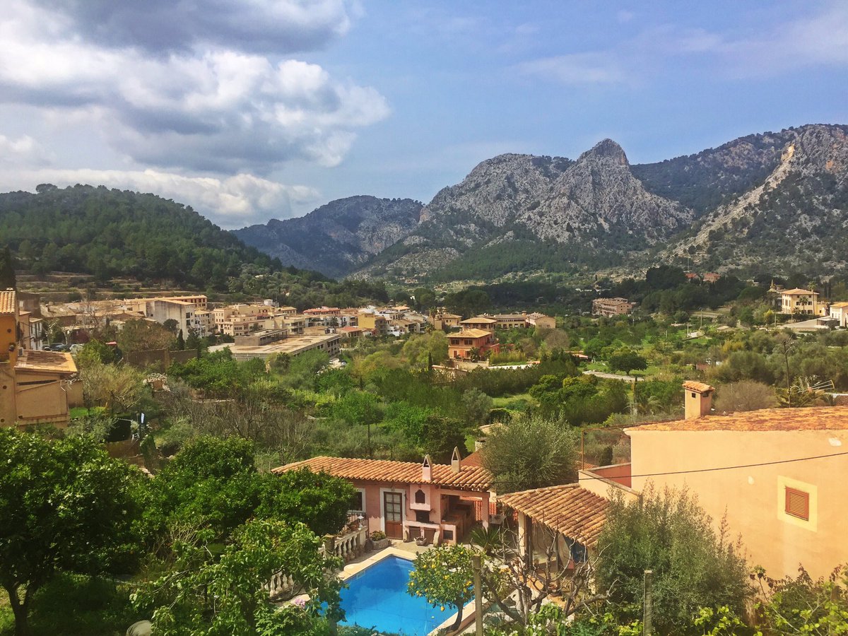 OttilieQ's tweet photo. ...this is why it's one of my favourite climbs, beautiful views #colldhonor #orient #cycling https://t.co/wKWKzP7VFX https://t.co/3cFzCJ1hO5